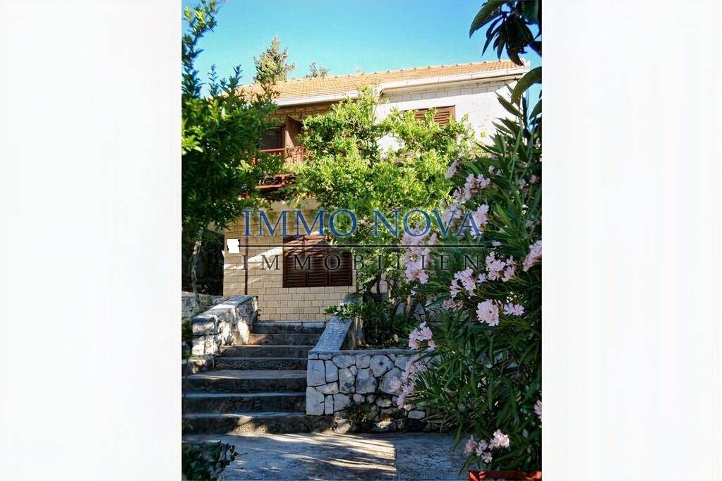 Kuća na prodaju, u neposrednoj blizini mora (30 m), Okrug Gornji, Čiovo, Trogir
