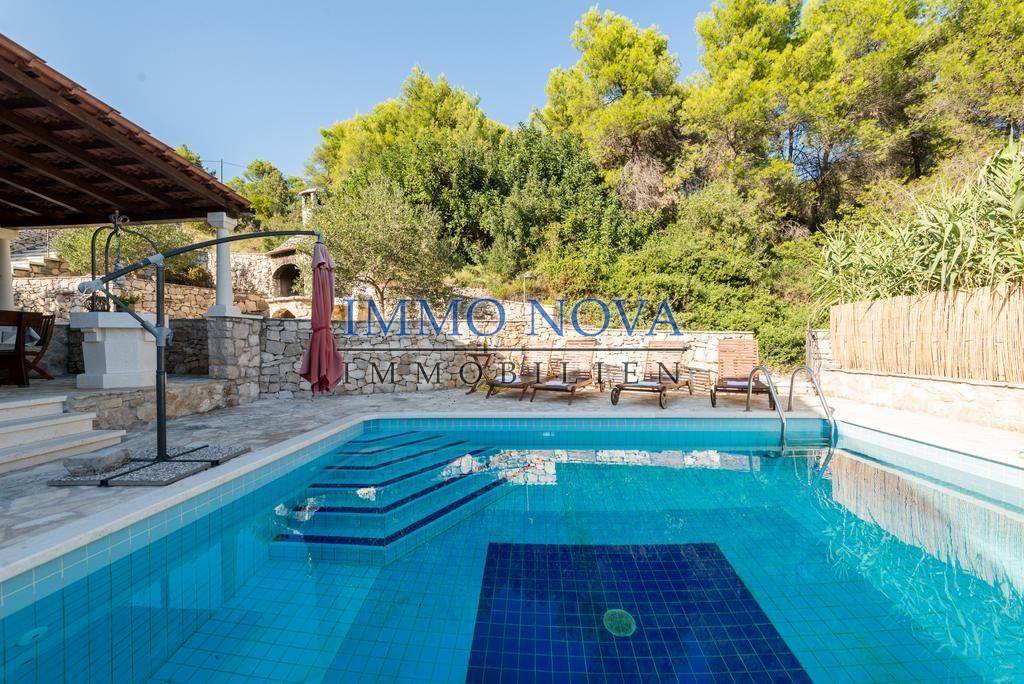 Villa with pool - island of Solta
