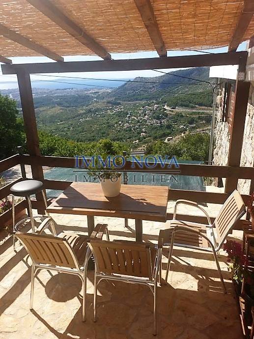 Renovated Dalmatian house with an open view, Klis