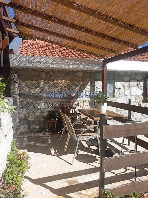 Renovated Dalmatian house with an open view, Klis
