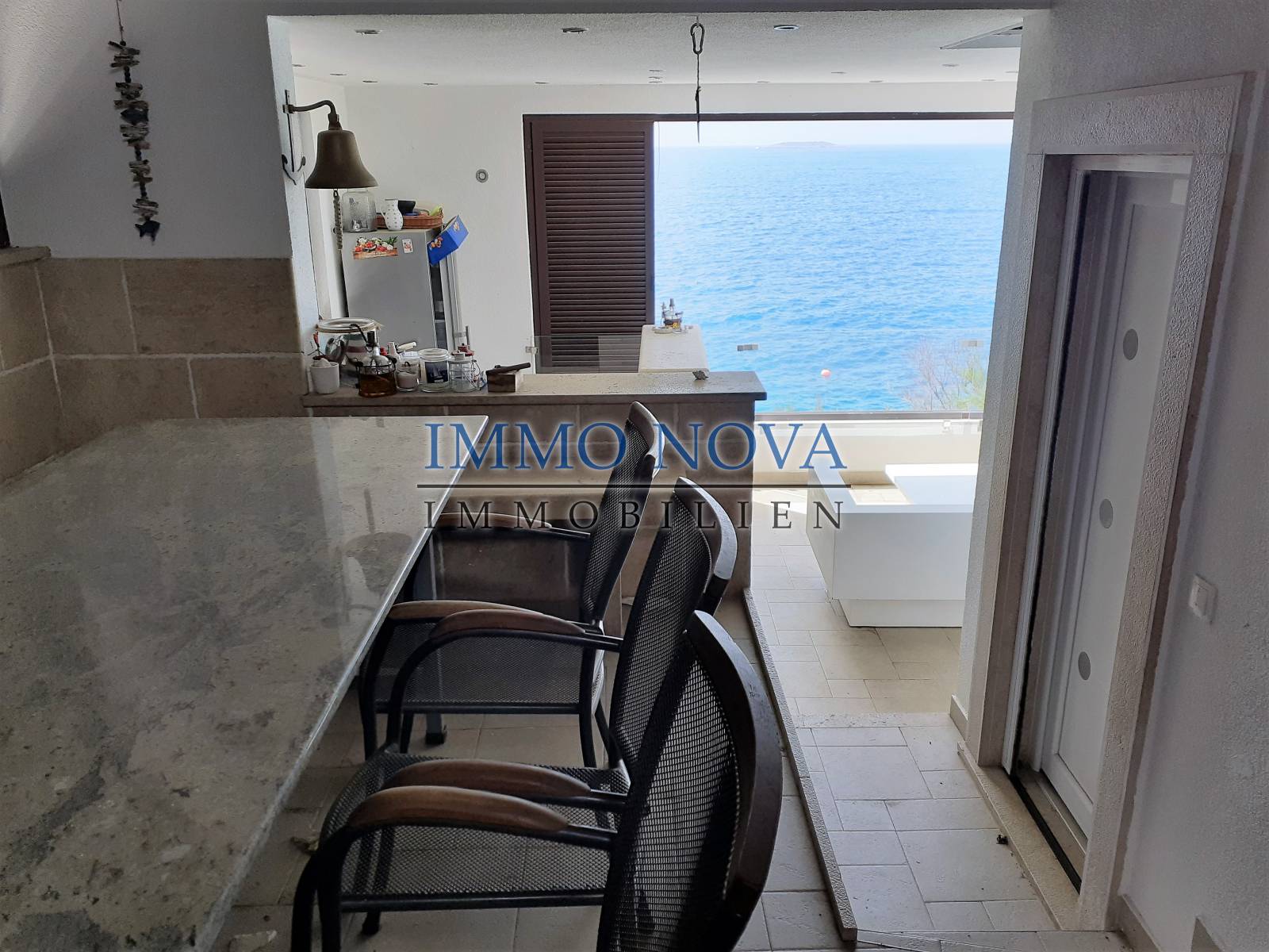 Exclusive sales of the agency Immonova: Beachfront house in Sevid