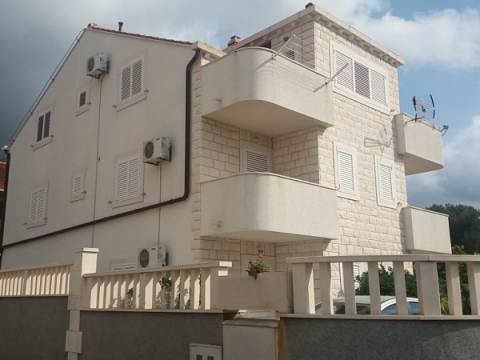 Orebić, Moderno namještena apartmanska kuća sa 4 apartmana i prekrasnim stanom