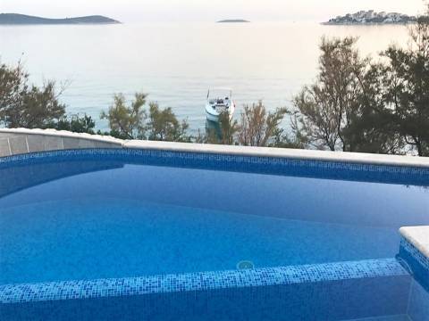 Exklusiver Verkauf der Agentur Immonova,1. Reihe zum Meer, Haus mit Swimmbad, zu verkaufen