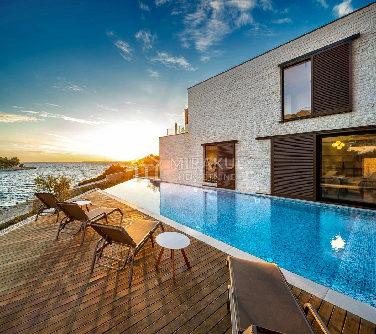 Real Estate Primošten, Exclusive Villa No. 3 with a pool and a beautiful view of the sea