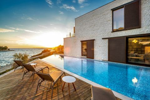 Real Estate Primošten, Exclusive Villa No. 3 with a pool and a beautiful view of the sea