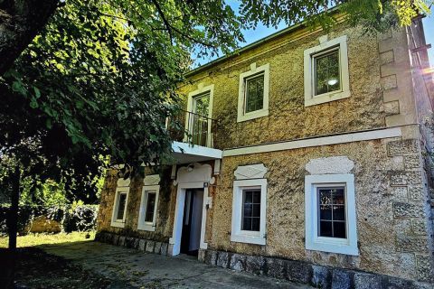Ingatlan Siverić, Családi felújított kő ház nagy terület termőfölddel