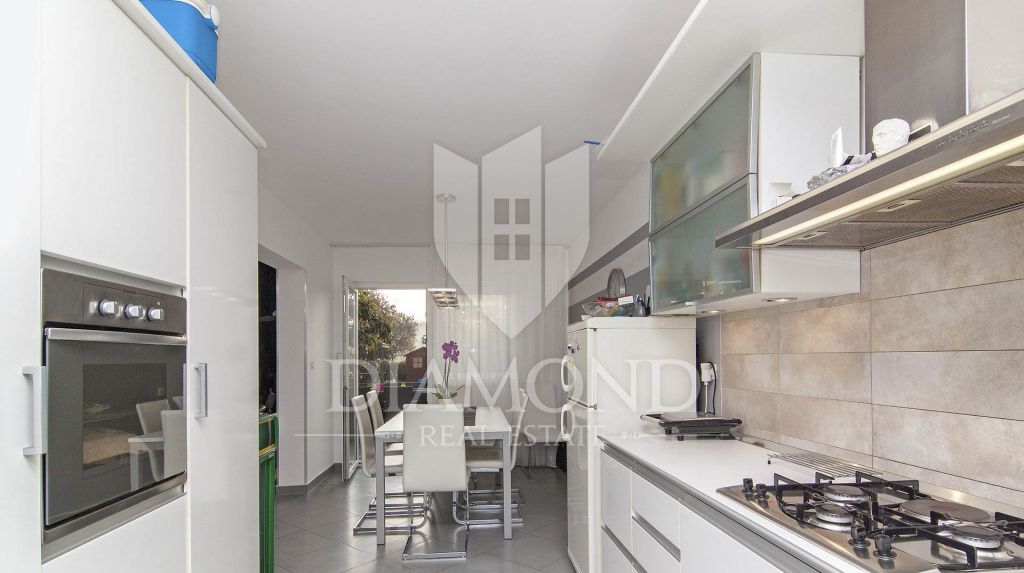The entire floor of the house with a spacious garden not far from the center of Rovinj