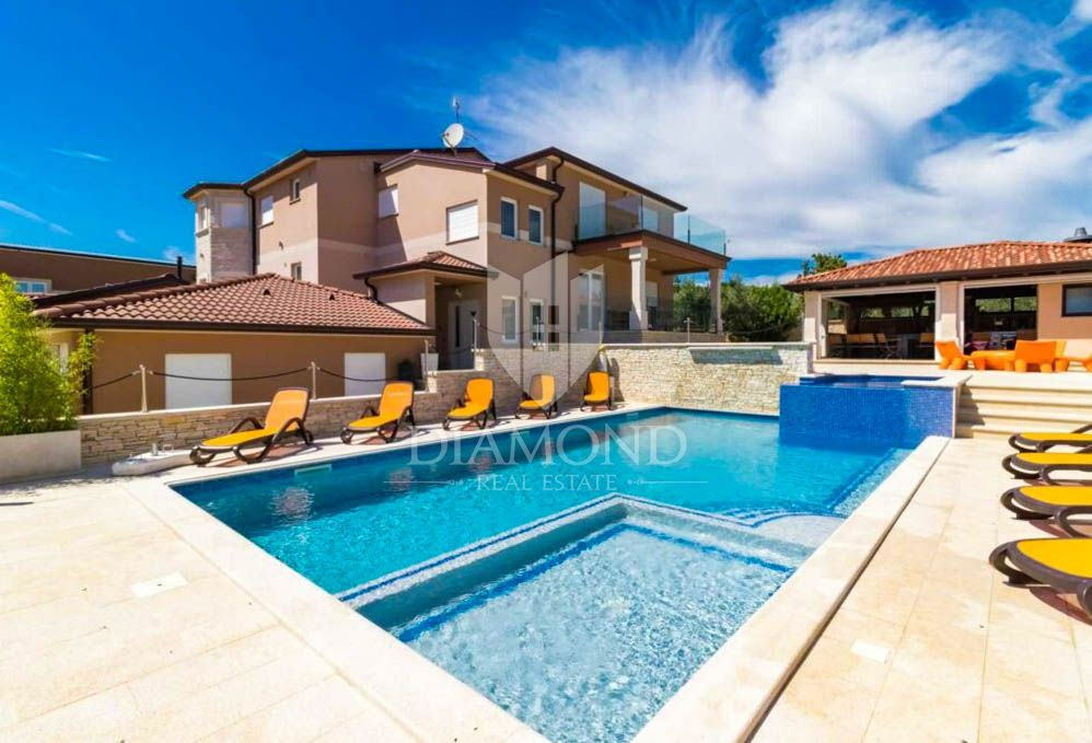 Pula, surroundings, fantastic house with a lot of additional content