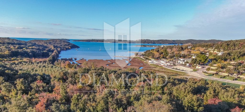 Rovinj, spacious plot of land with a house in a prime location