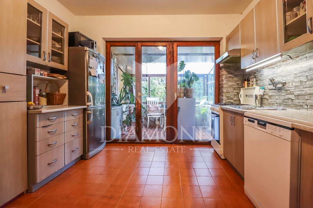 Pula, great apartment with a large garden