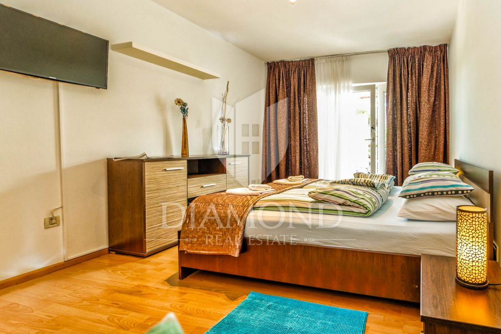 The entire floor of the house with a spacious garden not far from the center of Rovinj