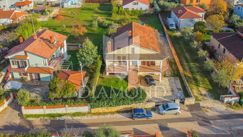 Umag, surroundings! Apartment house with a nice garden!