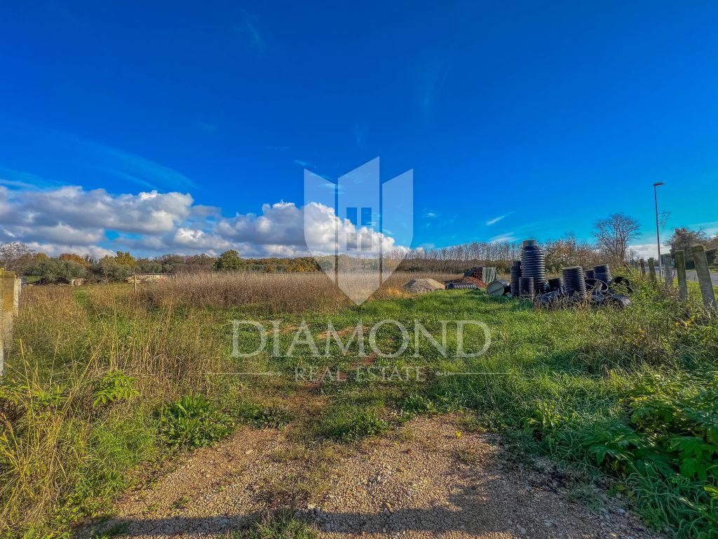 Umag area, spacious land with potential