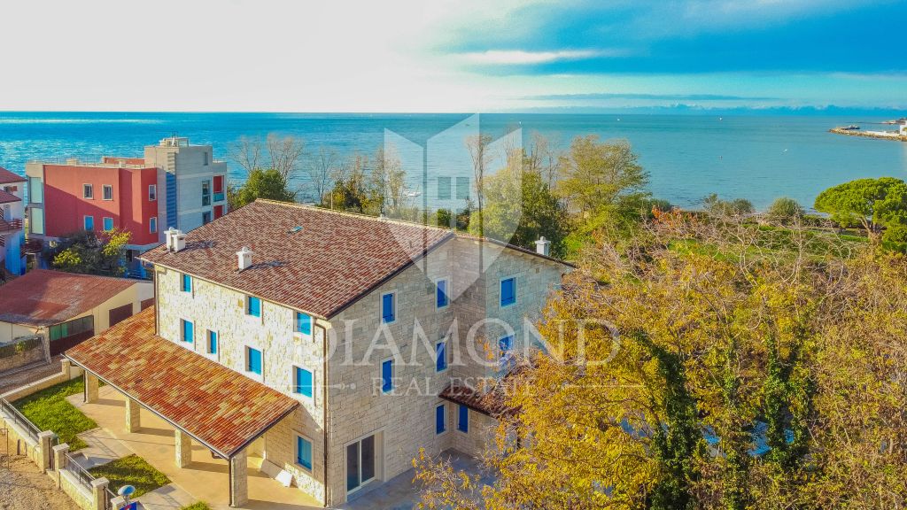 Umag, house in an extraordinary location, 2nd row from the sea!