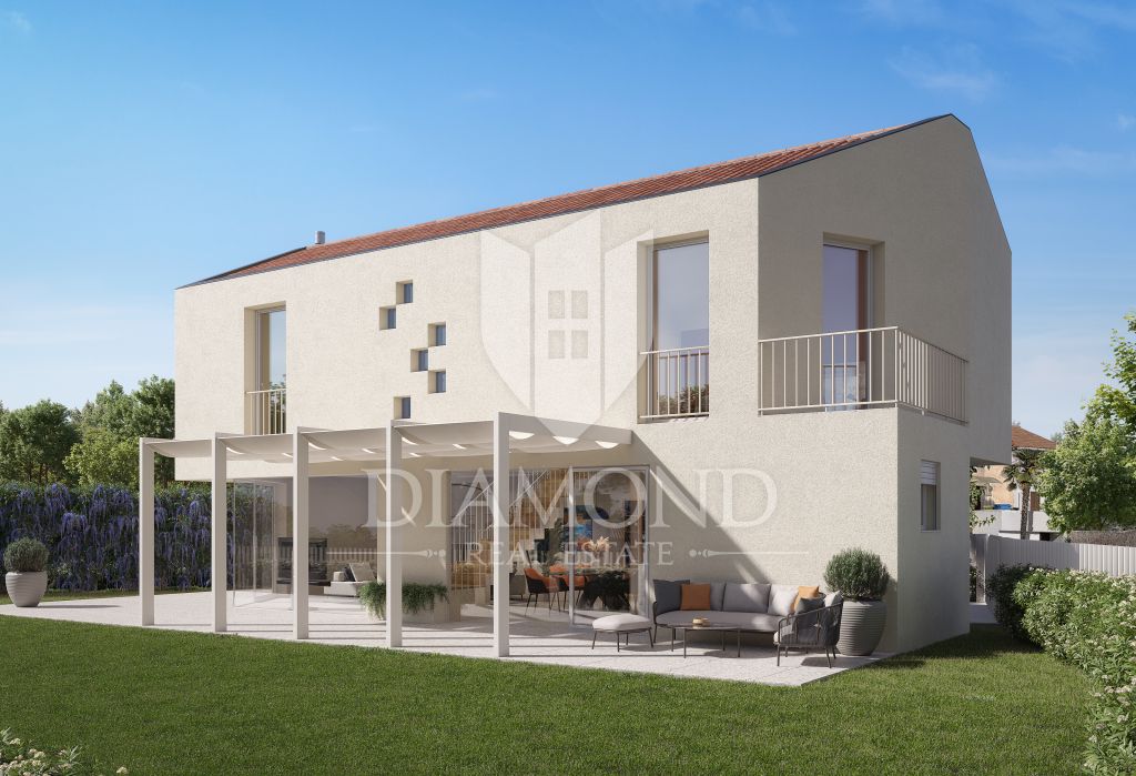 Poreč, surroundings, land with a project 100 m from the sea!