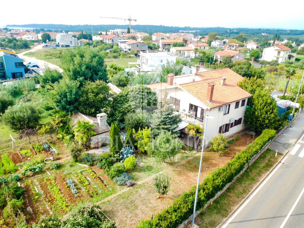Poreč, a unique opportunity, a house with three apartments in the most sought-after location!