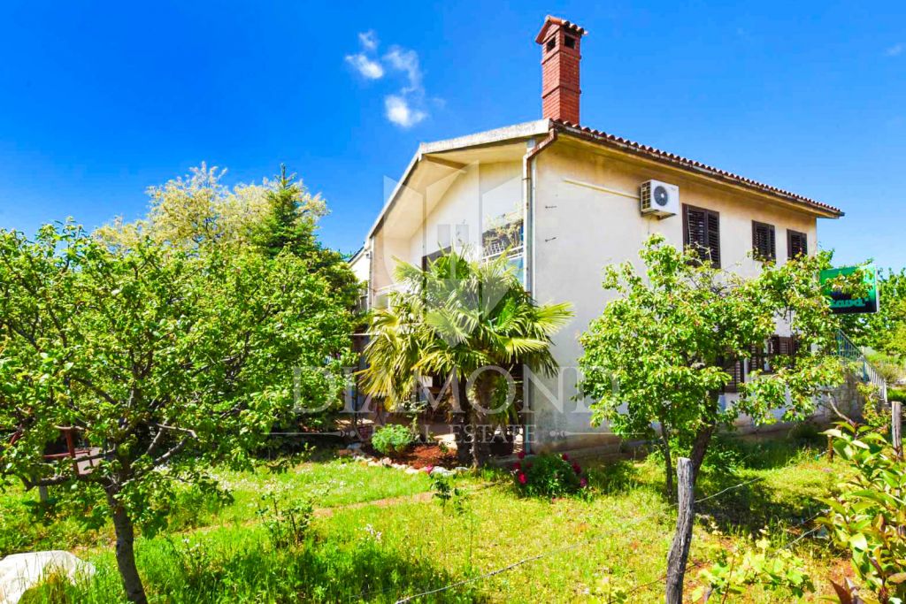 Poreč, a unique opportunity, a house with three apartments in the most sought-after location!