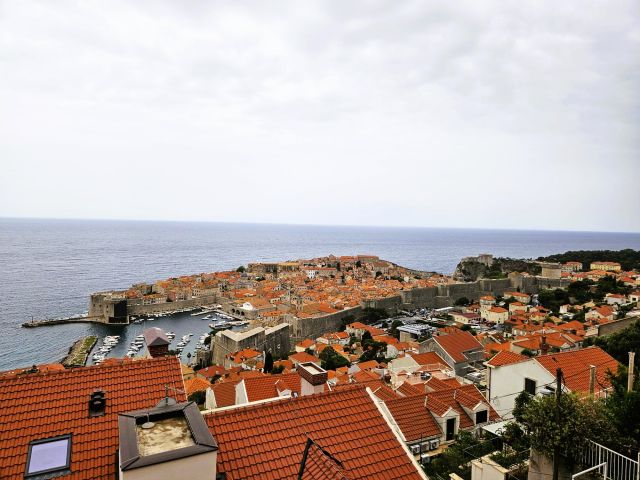 Prodaja moderno uređenog dvosobnog stana s prekrasnim pogledom na staru gradsku jezgru i zidine, Dubrovnik