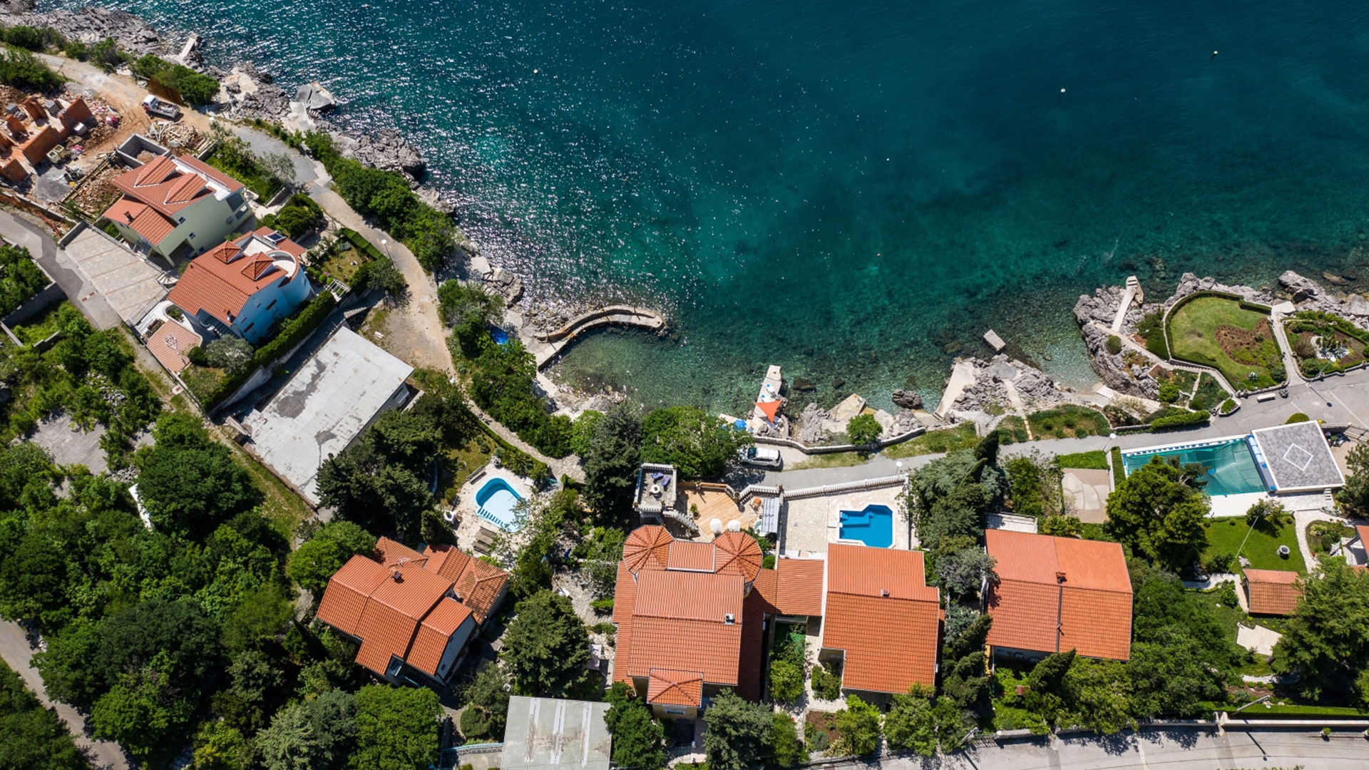 Luxury villa, first row to the sea
